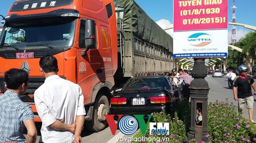 Đi ngược chiều, xế hộp lao lên dải phân cách